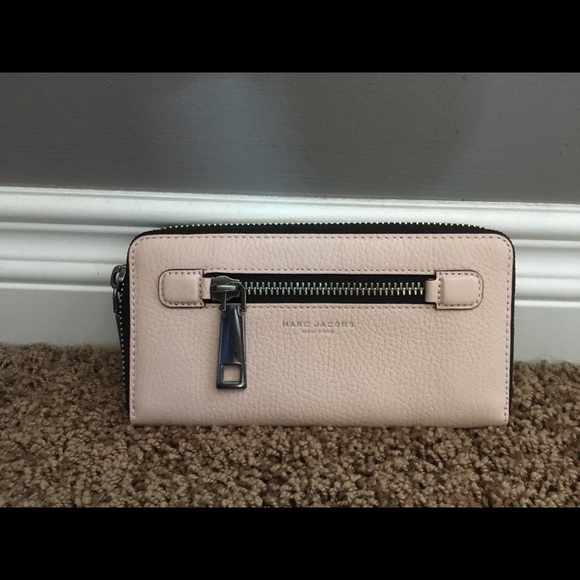Marc Jacobs wallet - Picture 1 of 5